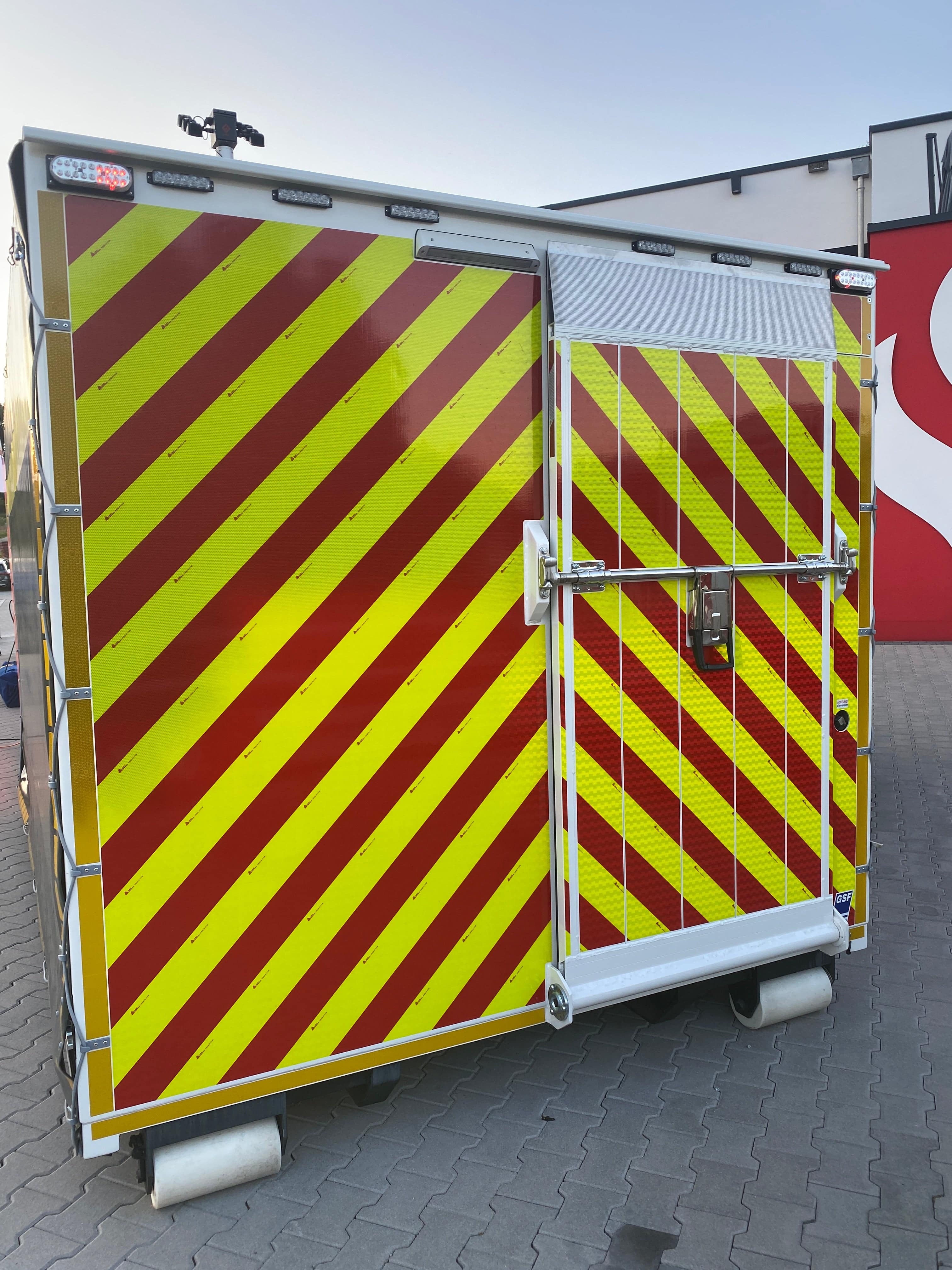 Reflektierende Folie V-8013 Chevron Gelb/Rot Linksweisend - Dinoflex