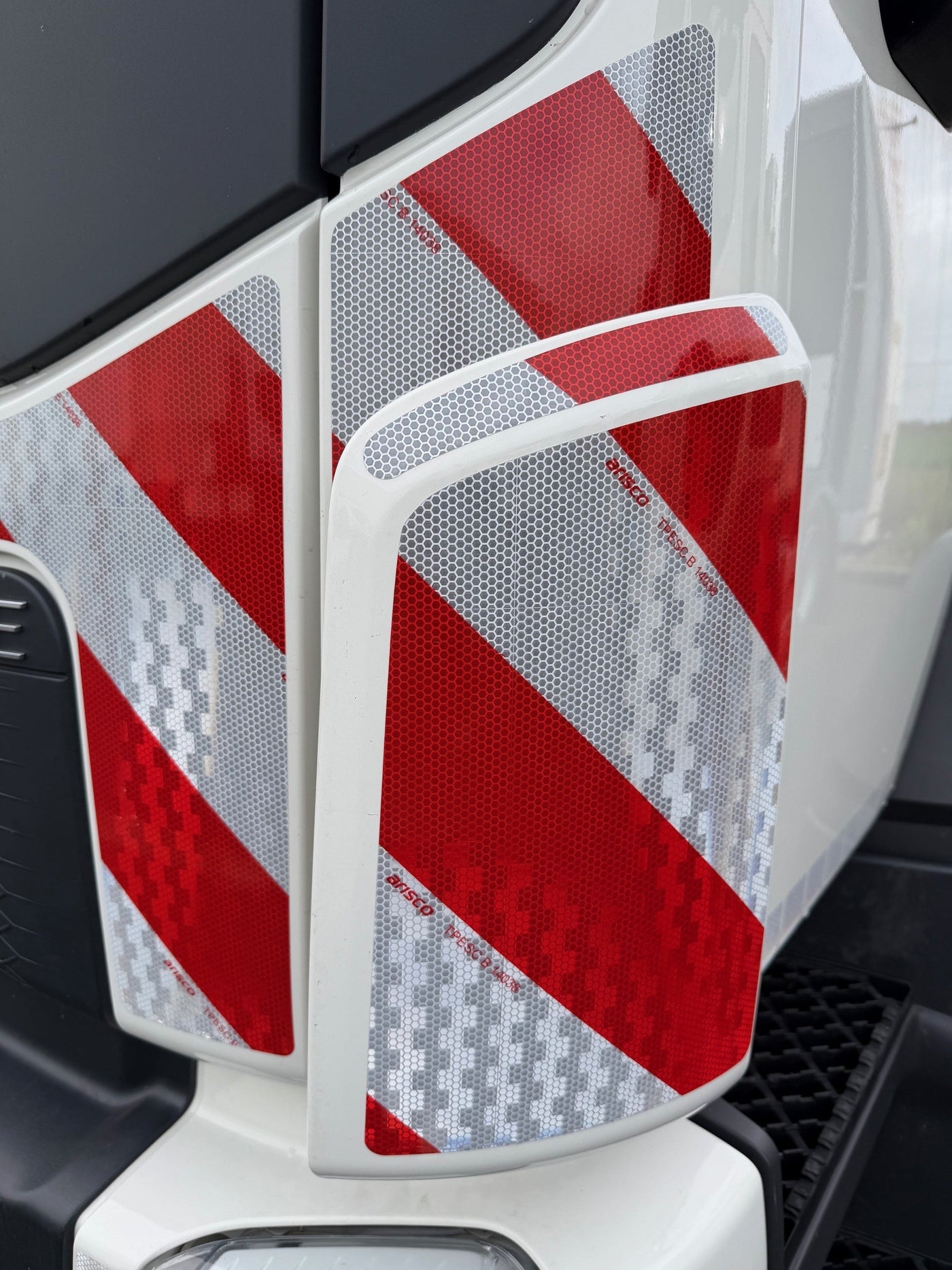 Reflexfolie V-8000 Chevron Rot/Weiß rechtsweisend - Reflexmarkierung