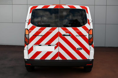Rückseite Ford Transit Custom 2024 Chevron Rot/Weiß Klasse 2 - Reflexmarkierung